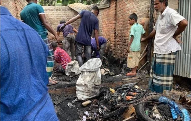 ধামইরহাটে আগুন পুড়ে গেছে ১২ লক্ষ টাকার মালামাল