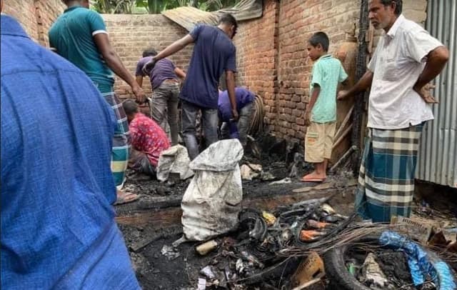 ধামইরহাটে আগুন পুড়ে গেছে ১২ লক্ষ টাকার মালামাল