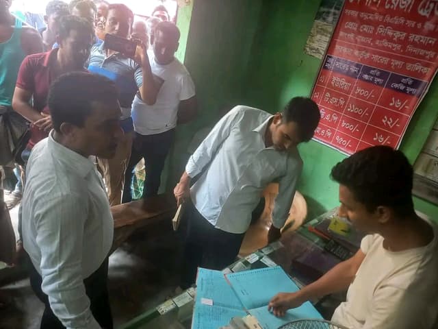 হিলিতে অতিরিক্ত দামে ইউরিয়া সার বিক্রয় করায় জরিমানা