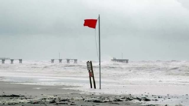 সমুদ্রবন্দরে ৩ নম্বর সতর্ক সংকেত
