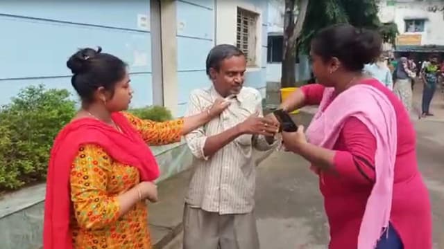 প্রতারককে ধরে বেদম পেটালেন দুই তরুণী