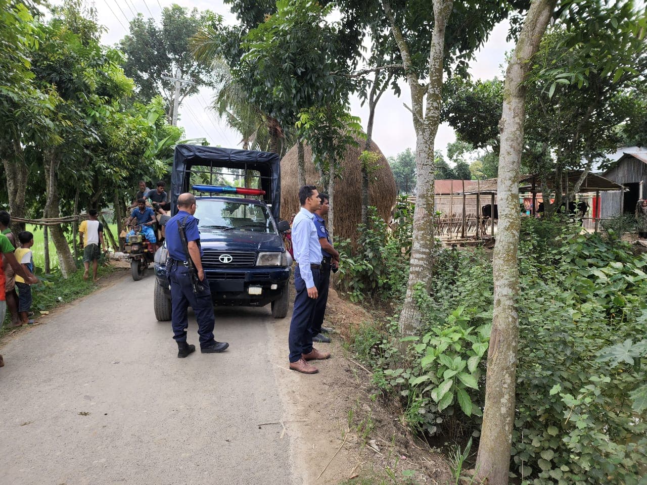 অভিযান অব্যহত :দৌলতদিয়ায় অবৈধ ড্রেজিং দিয়ে মাটি উত্তোলনের দায়ে পাইপ ধ্বংস