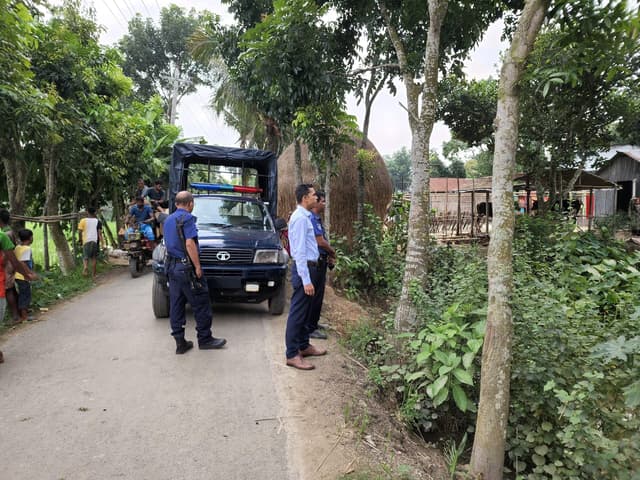 অভিযান অব্যহত :দৌলতদিয়ায় অবৈধ ড্রেজিং দিয়ে মাটি উত্তোলনের দায়ে পাইপ ধ্বংস