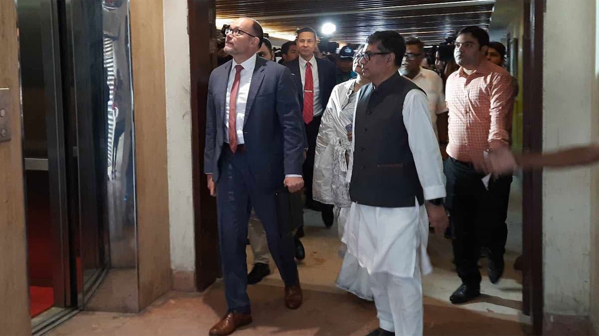 আ.লীগের কার্যালয়ে মার্কিন রাষ্ট্রদূত পিটার হাস