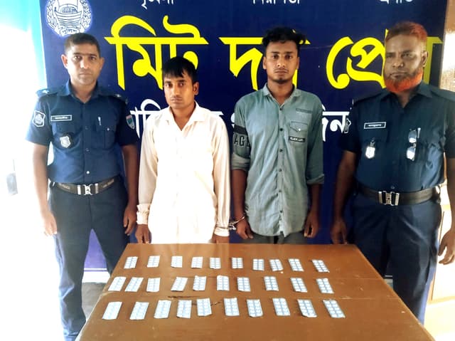 হিলিতে পুলিশের অভিযানে ট্যাপেন্টাডল ট্যাবলেটসহ ২ জন আটক