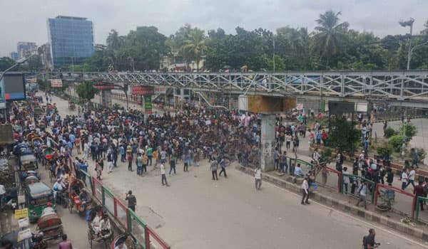সায়েন্স ল্যাব মোড়ে অবস্থান নিয়েছে বিক্ষোভকারীরা
