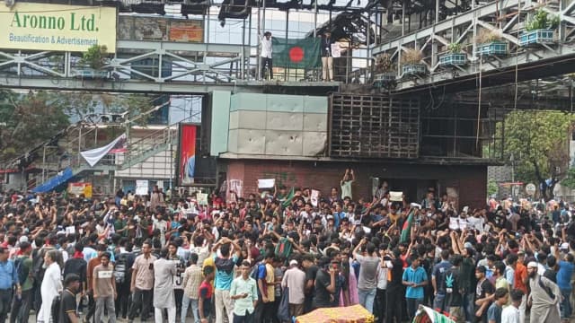 রাজধানীজুড়ে শিক্ষার্থী-জনতার বিক্ষোভ চলছে