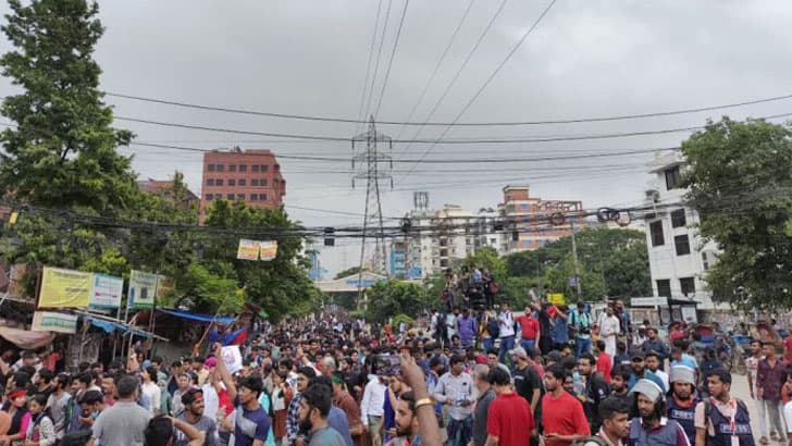রামপুরায় সড়ক দখলে নিয়েছেন শিক্ষার্থীরা, যান চলাচল বন্ধ