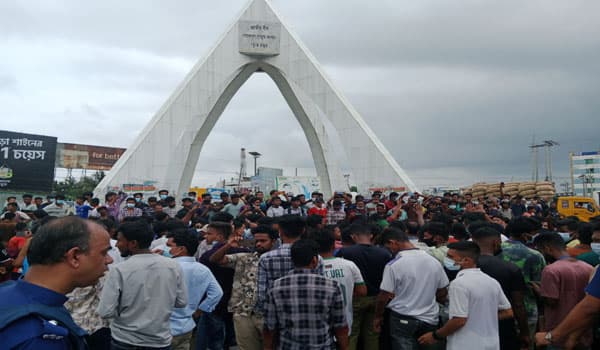 সরাইল বিশ্বরোড় মোড়ে শিক্ষার্থীদের বিক্ষোভ