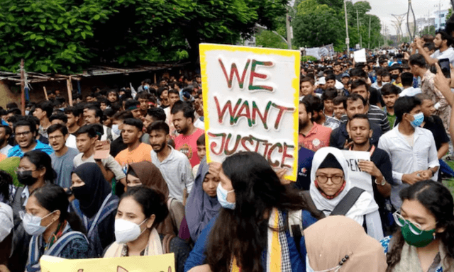 আন্দোলনকারীদের বিক্ষোভ করছেন রাজশাহী-ঢাকা মহাসড়ক অবরোধ করে