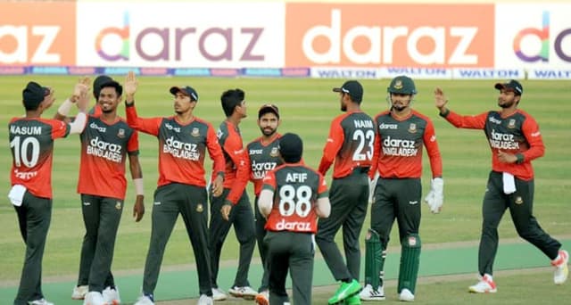 মুস্তাফিজ ম্যাজিকে ১২১ রানে থামল অস্ট্রেলিয়া