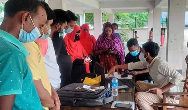 গোয়ালন্দে মোস্তাফা মুন্সীর উদ্যোগে বিনামূল্যে টিকার নিবন্ধন