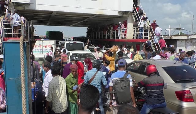 শিমুলিয়া-বাংলাবাজার রুটে যাত্রীদের ভিড়
