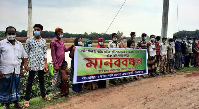 ফসলী জমির পাশের ইটভাটা বন্ধের দাবিতে মানববন্ধন