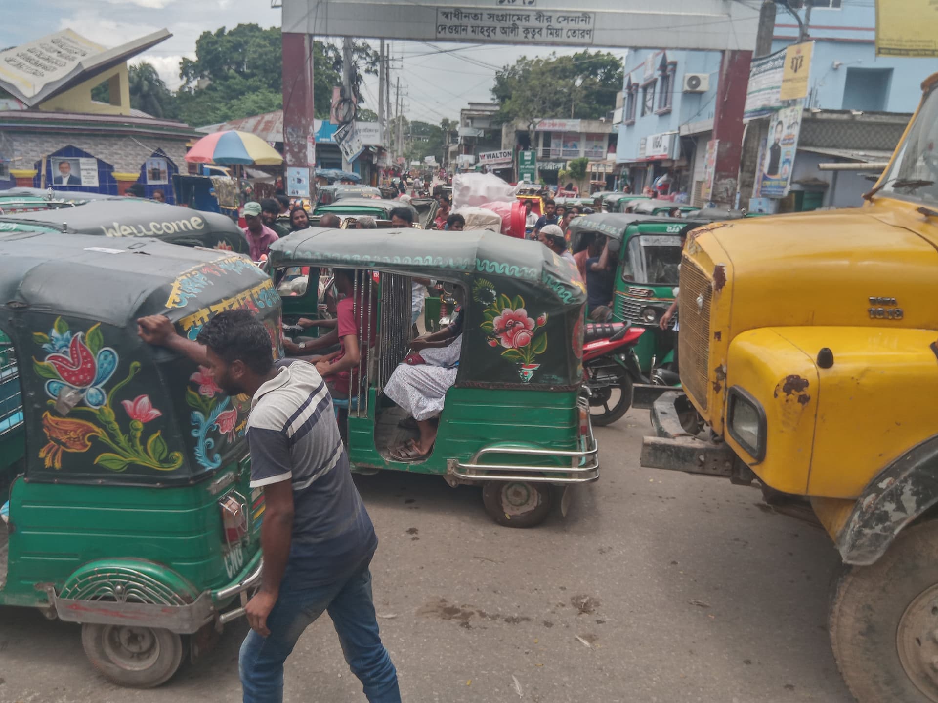 সরাইলে বেড়েছে যানজট,ভোগান্তি উপজেলা বাসী