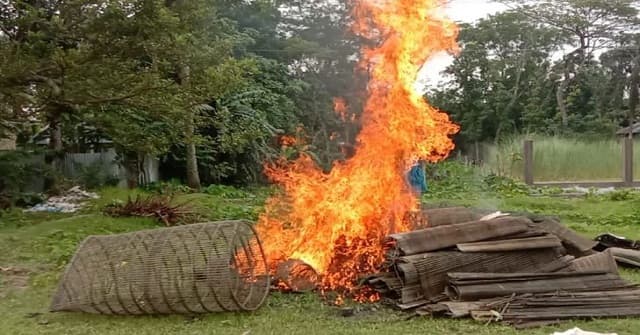 আগৈলঝাড়ায় চায়না দুয়ারী জাল পুড়িয়ে ধ্বংস