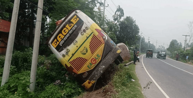 চলন্ত বাস ৩ ঘণ্টা কব্জায় রেখে ডাকাতি-সংঘবদ্ধ ধর্ষণ