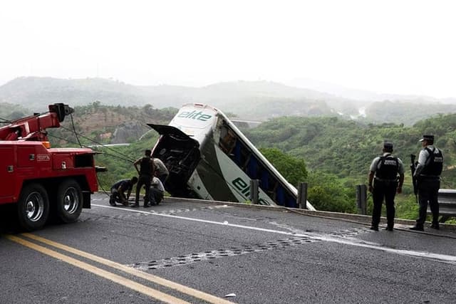 মেক্সিকোতে বাস খাদে পড়ে নিহত ১৮