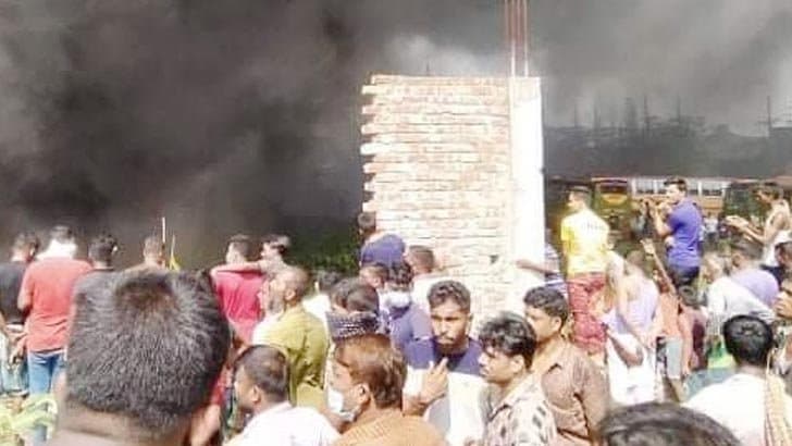সাভারে সিঙ্গারের ওয়্যারহাউসে আগুন
