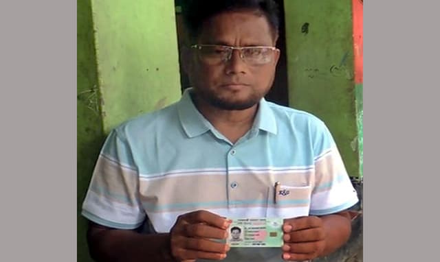 জাতীয় পরিচয়পত্র হাতে দাড়িয়ে মৃত আনোয়ার !