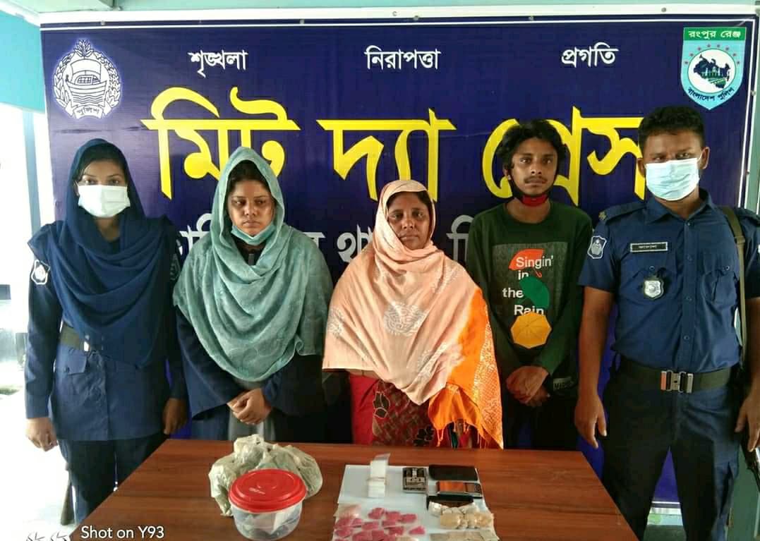 হিলিতে হেরোইন ইয়াবাসহ মা মেয়ে ও ছেলেকে আটক