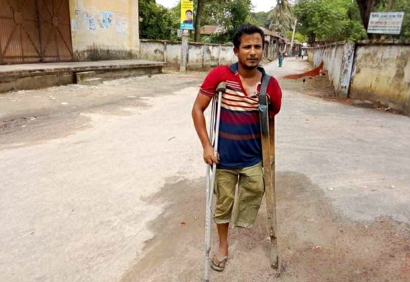 ট্রেন দুর্ঘটনায় পা হারিয়ে মানবেতর জীবনযাপন করছেন আব্দুল মজিদ