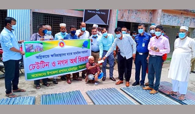 মঠবাড়িয়ায় অগ্নিকান্ডে ক্ষতিগ্রস্ত পরিবারের মাঝে টিন বিতরণ