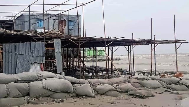 নিষেধাজ্ঞা অমান্য করে কুয়াকাটা সৈকতে ঘর নির্মাণ !