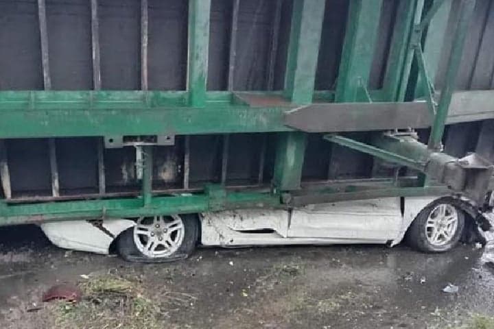 প্রাইভেট কারের ওপর কনটেইনার, শিশুসহ অক্ষত ৪