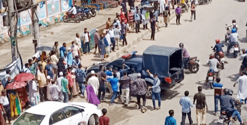 তেলের দাম বাড়ানোর প্রতিবাদে বিক্ষোভ, পুলিশের গাড়ি ভাঙচুর