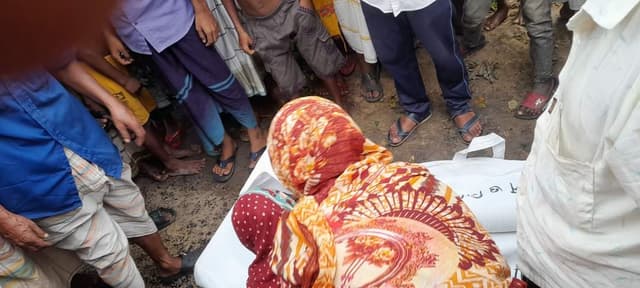 নওগাঁয় সড়কে ঝড়ল যুবকের প্রাণ, আহত ২