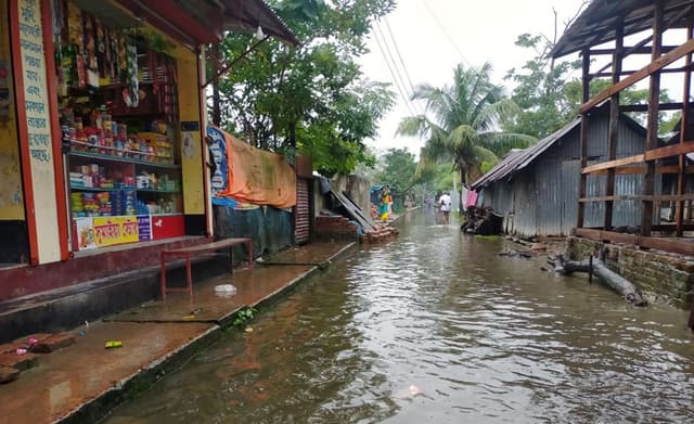 টানা বৃষ্টিতে প্লাবিত বরিশাল নগরী, দুর্ভোগ