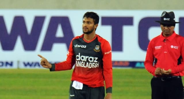 এক ওভারেই পাঁচ ছক্কা খেলেন সাকিব