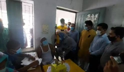 হিলিতে গণটিকার উদ্বোধন করলেন উপজেলা চেয়ারম্যান