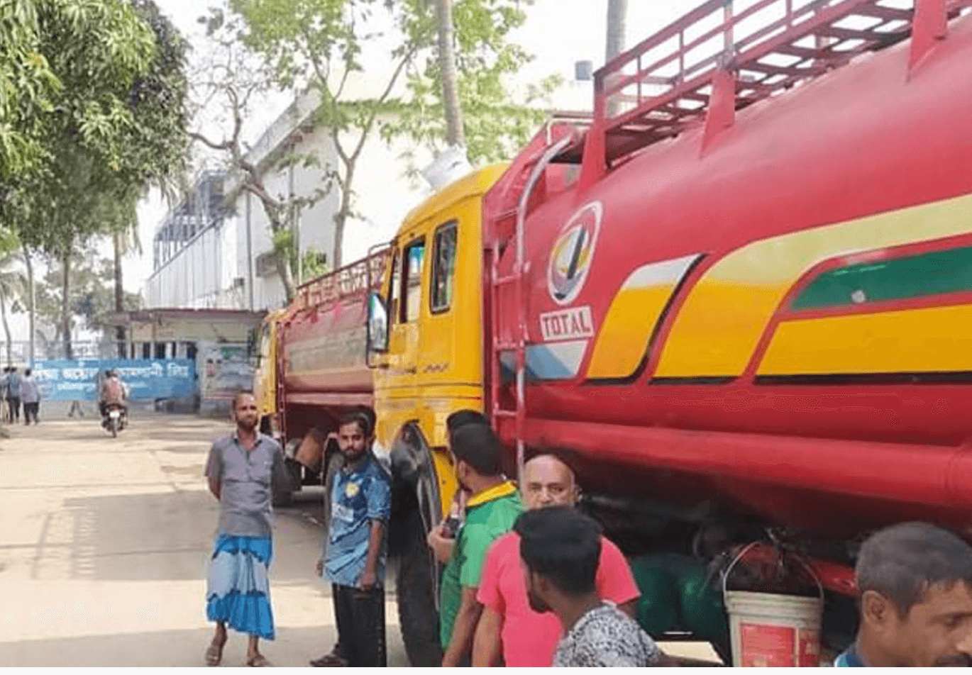 ভাড়ার সমাধানে খুলনায় চলছে ২৪ ঘণ্টার ট্যাংকলরি ধর্মঘট