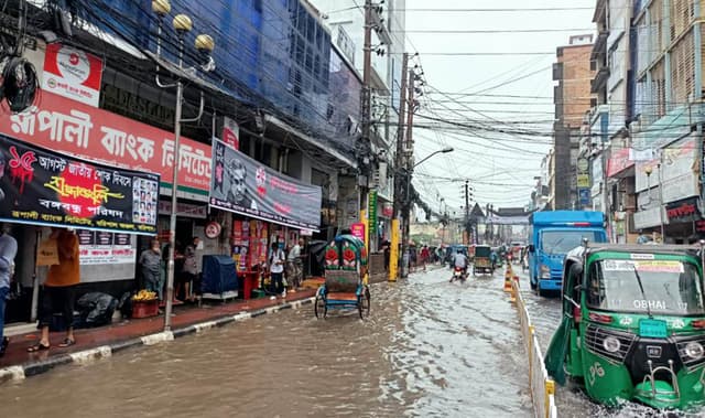 প্রবল বর্ষণে পানির নিচে বরিশাল