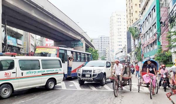 প্রাণ ফিরে পাচ্ছে রাজধানী, বেড়েছে যান চলাচল