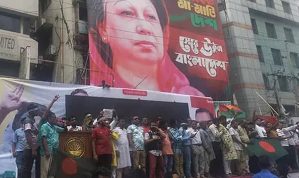 নয়াপল্টনে বিএনপি নেতাকর্মীদের ঢল, প্রস্তুত মঞ্চ