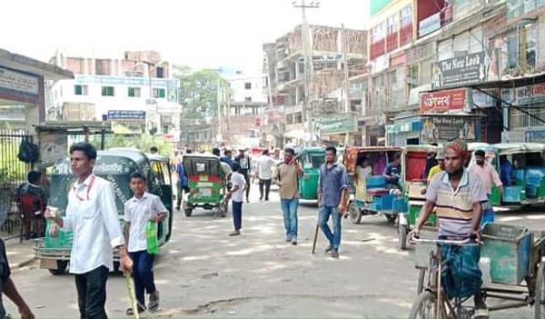 সরাইল অন্নদা মোড়ের রাস্তায় ট্রাফিকের দায়িত্বে ছাত্র-জনতা