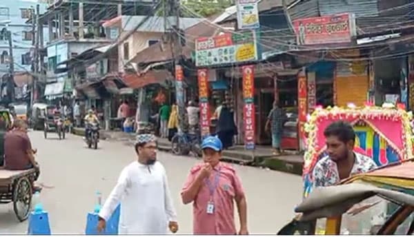 বরিশালে ট্র্যাফিক ব্যবস্থাপনা নিয়ন্ত্রণ ও পরিচ্ছন্নতা অভিযানে শিক্ষার্থীরা