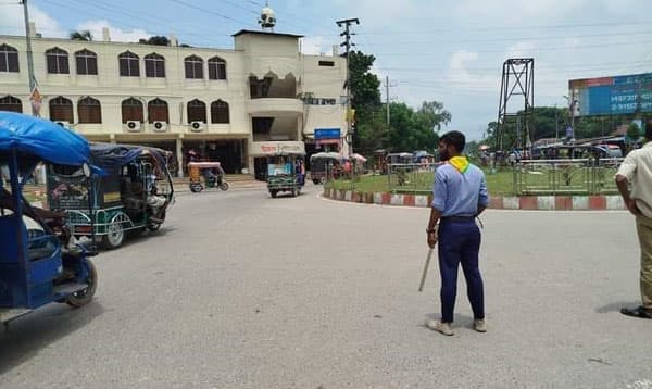 ঠাকুরগাঁওয়ে রাস্তার সিগন্যালে শিক্ষার্থীরা ট্রাফিকের দায়িত্ব পালন