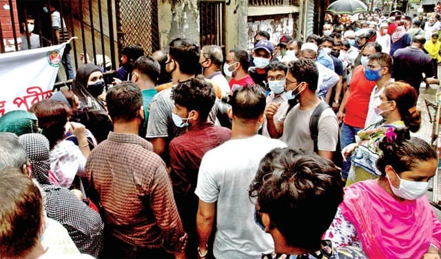 গণটিকার দ্বিতীয় দিনে, টিকা কেন্দ্রে উপচেপড়া ভিড়