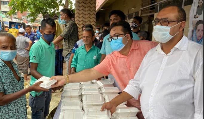 নওগাঁয় হাজার মানুষের মাঝে খাবার বিতরণ