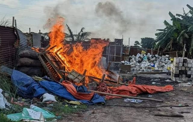 অবৈধ দুই সীসা কারখানা পুড়লো ইউএনও