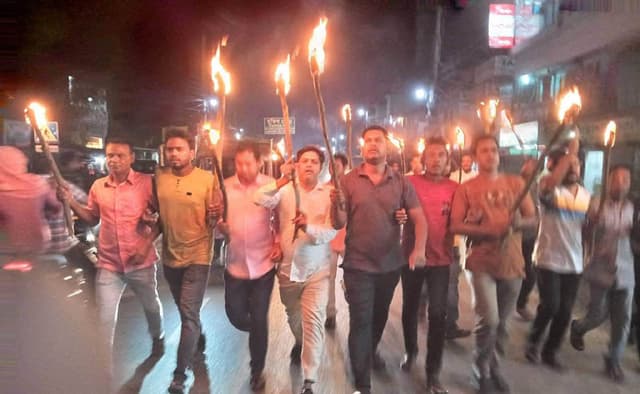জ্বালানি তেলের দাম বৃদ্ধির প্রতিবাদে নওগাঁ পৌর যুবদলের মশাল মিছিল