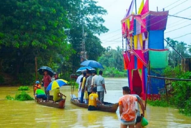 পাহাড়ি ঢলও ঠেকাতে পারল না বিয়ে!