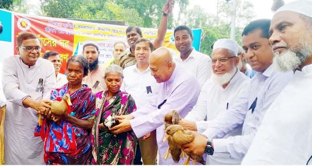 ধামইরহাটে ৬শত পরিবারের মাঝে হাঁস বিতরণ