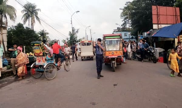বরিশালে পুলিশের কার্যক্রম দৃশ্যমান নয়, চাপা আতংকে মানুষ
