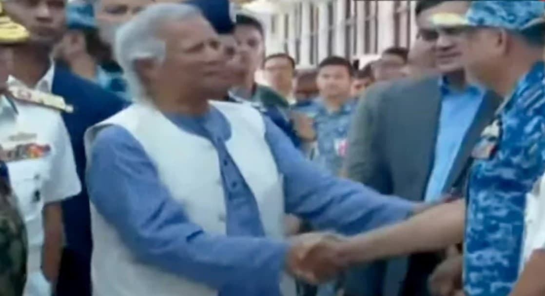 দেশের মাটিতে পা রাখলেন ড. ইউনূস