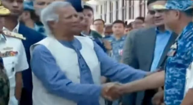 দেশের মাটিতে পা রাখলেন ড. ইউনূস